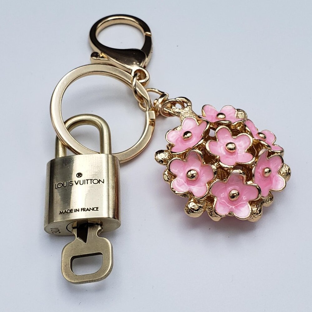Louis Vuitton Authentic Gold Lock 🔒 Unbranded Flower Keychain Charm for Bags - Picture 4 of 11